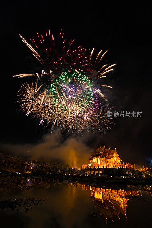泰国清迈Rajapruek皇家公园，泰国传统建筑Hor Khum Luang庙，燃放烟花庆祝2018年新年。